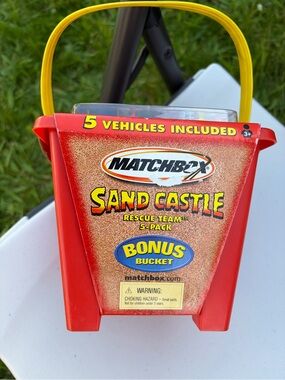 Matchbox Sand Castle Rescue Team 5-Pack with Red Bonus Bucket